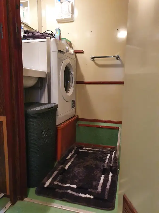 Undersökningsfartyg till salu