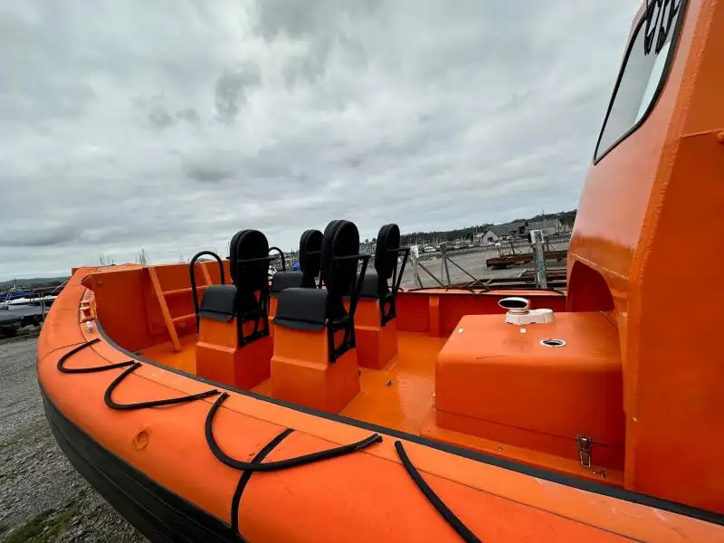 Styv uppblåsbar båt till salu