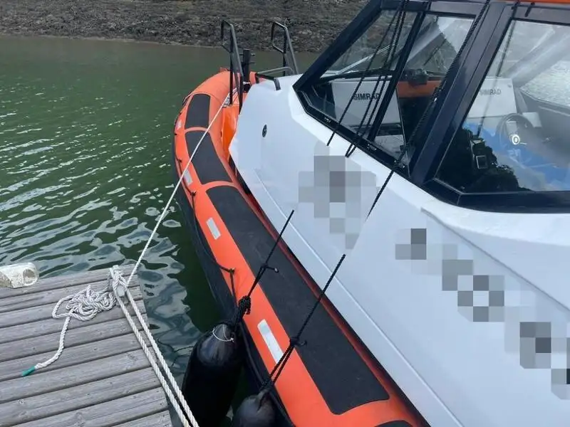 Styv uppblåsbar båt till salu