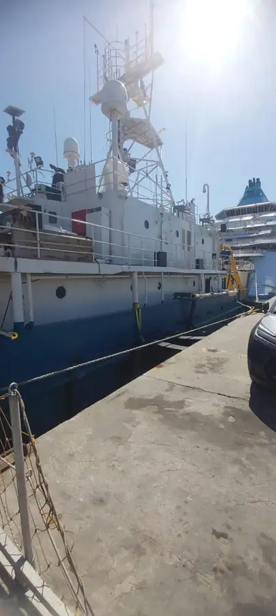 Forskningsfartyg till salu