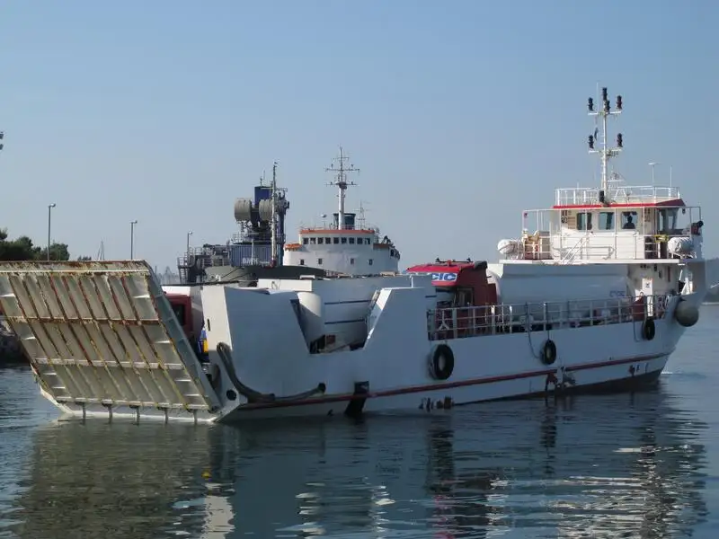 Containerskepp till salu