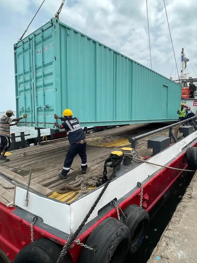 Containerskepp till salu
