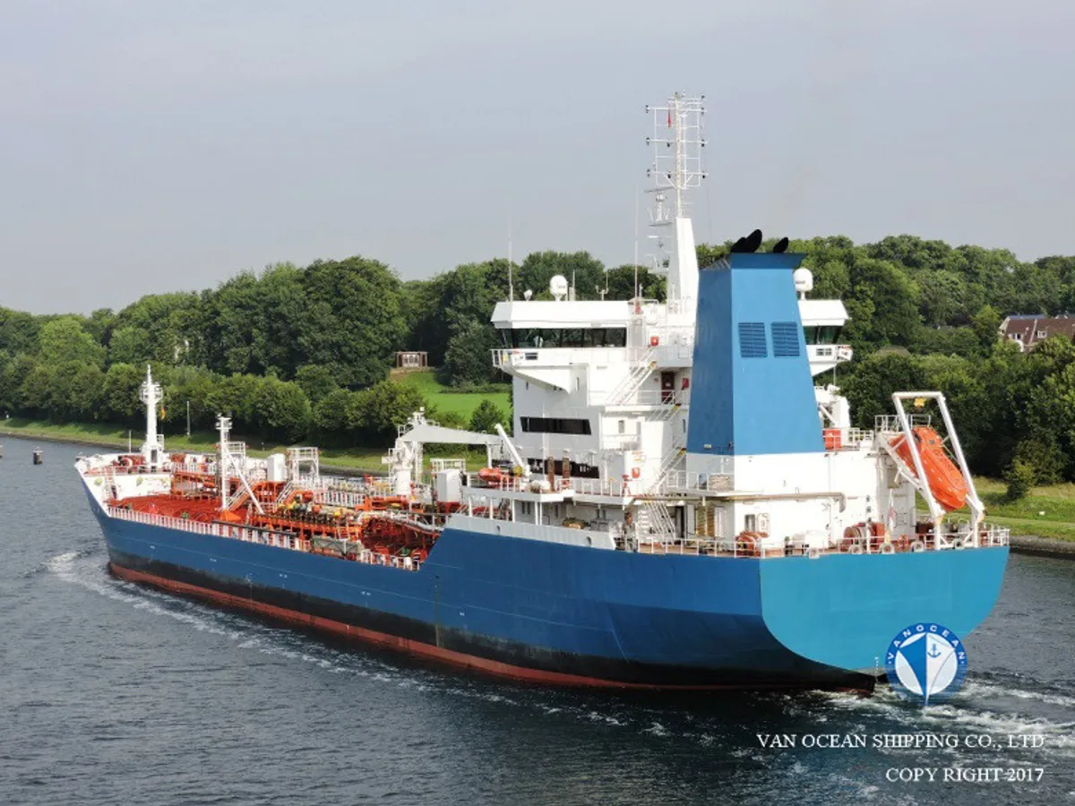 Olje-/kemikalietanker till salu