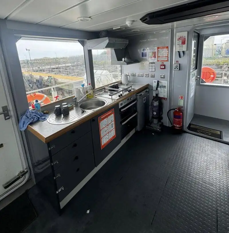 Containerskepp till salu