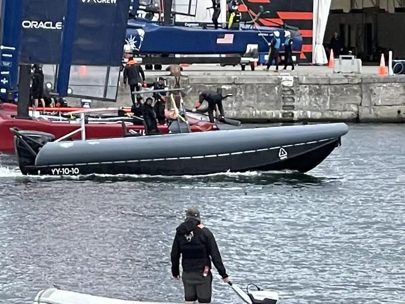 Styv uppblåsbar båt till salu