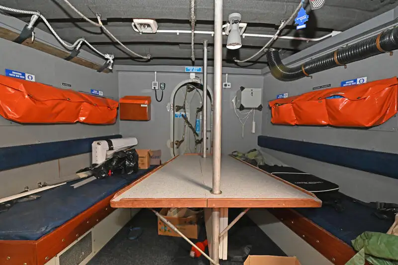 Räddningsfartyg till salu