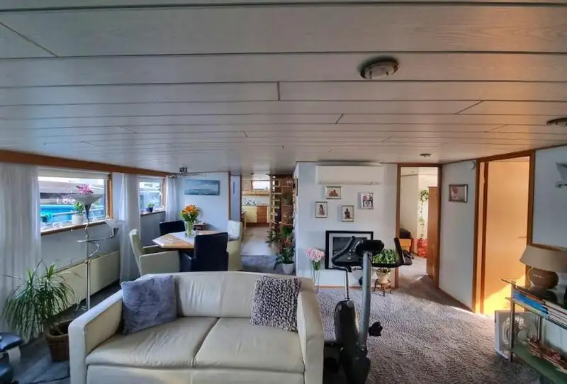 Pråm till salu